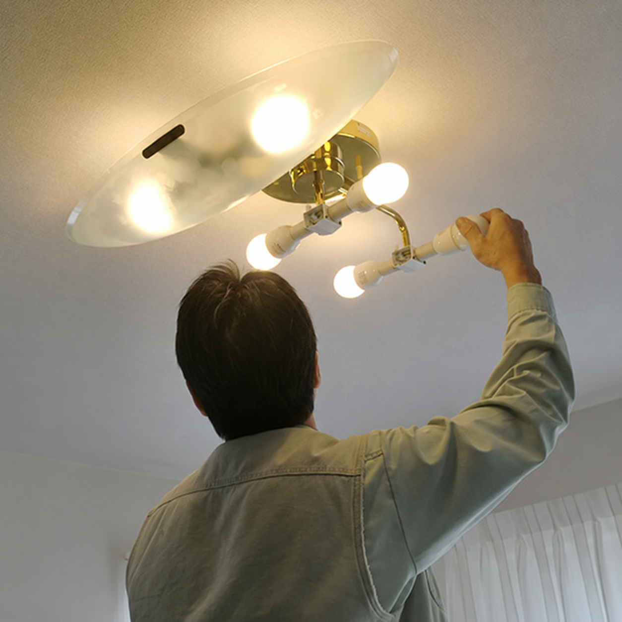 住宅の照明器具を取り付ける作業