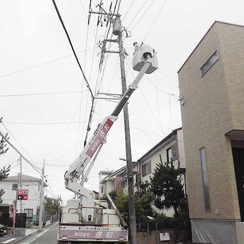 住宅の現場に停車した信和の高所作業車