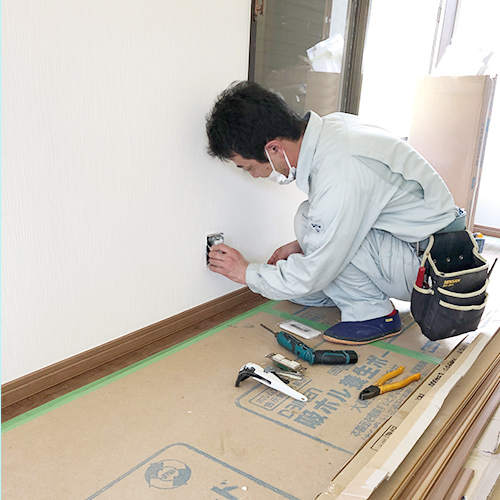 壁のコンセントを取り付ける作業