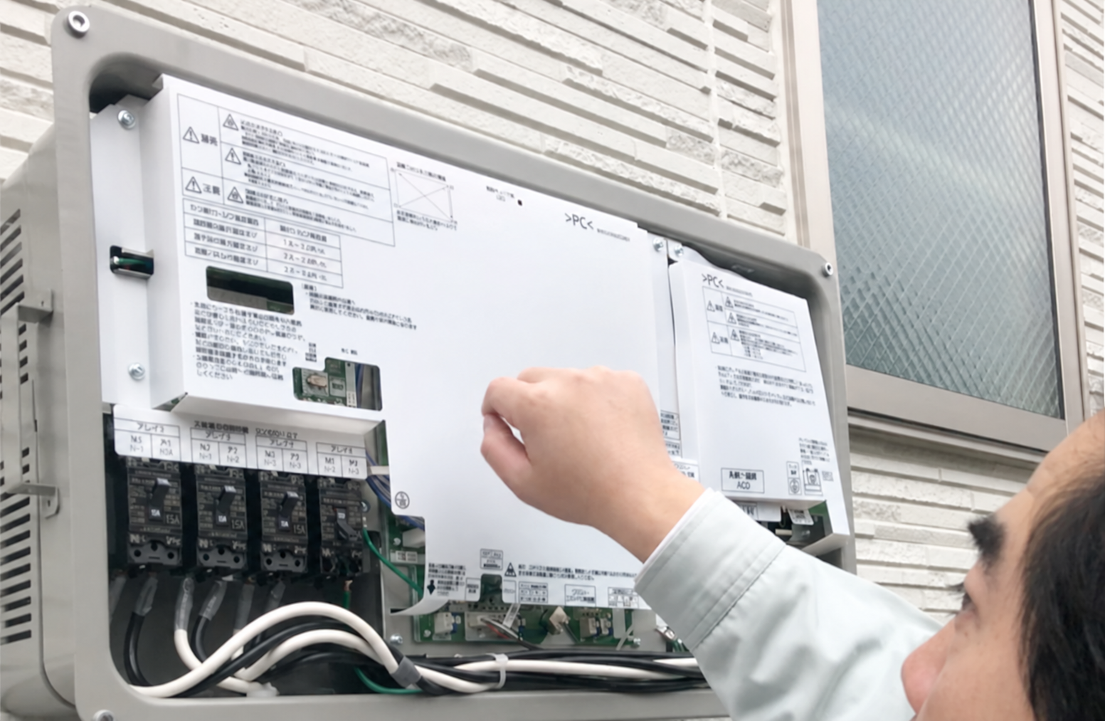 住宅の電気設備を手元で確認する作業