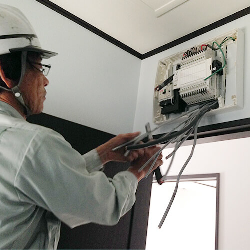 住宅の分電盤への配線作業